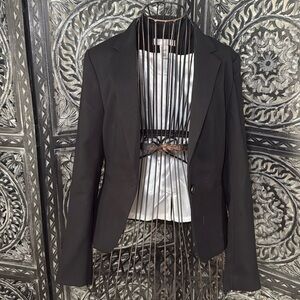 H&M Black classy blazer. in great preowned condition. size 4